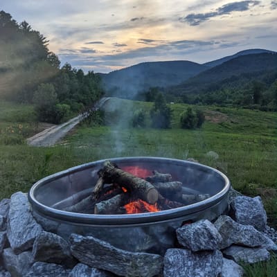 Charming 2BR w/ Fire Pit + Mountain Views+Free Tix