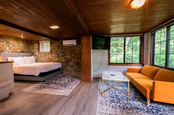 Huckleberry Inn